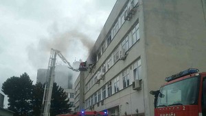 FOTO: Hasiči zasahovali pri požiari v Trnave. Horí budova strednej školy