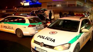 Razia v Prešove. Kukláči zastavili auto pred jedným z obchodných domov