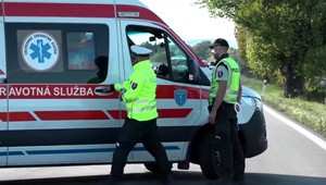 Na rýchlostnej ceste horelo nákladné auto. Tvoria sa kolóny