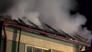 Zo strechy domu sa valili plamene. Susedia si požiar vysvetliť nevedia