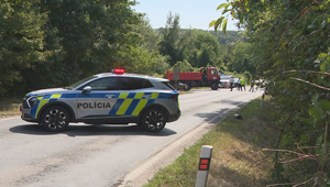 Motocyklista narazil do nákladného auta. Zasahoval záchranársky vrtuľník