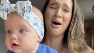 Počas videohovoru si zabudla vypnúť zvuk, počuli TO všetci: Pozrite sa, čo vyviedla jej dcérka