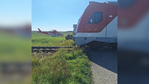 Tragická zrážka vlaku s autom: Jedna osoba zraneniam podľahla, ďalšia utrpela ťažké zranenia