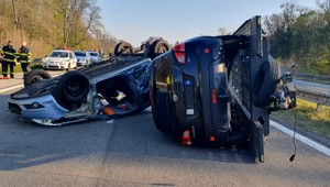 Diaľnicu D2 museli uzavrieť. Lietali tam autá