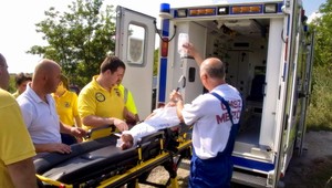 Desiatky detí ošetrovali pri ceste, hromadne sa zrazili autobusy!