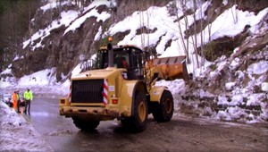 Zavalený priechod Šturec! Cestu zasypala lavína so stromami