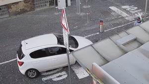 VIDEO: V Žiline zaviedli pre vodičov nové opatrenie na pešej zóne. Tí, ktorí ho ignorujú, si ničia autá