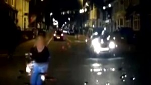 VIDEO: Žena sa rozbehla oproti stojacemu taxíku. Chcela vysúdiť odškodné