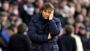 Otec núkal tisíce za zhypnotizovanie syna, aby fandil Arsenalu