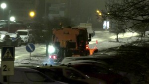 Nebezpečná poľadovica zmenila Banskú Bystricu na klzisko. Šmýkalo sa ľuďom aj autám s posypovou soľou