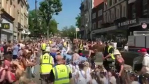 Tisícky detí pochodovali miestom, kde došlo k teroristickému útoku