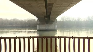 Hasiči, policajti aj záchranári so psom zasahovali od rána na Dunaji. Pátrali po nezvestnej osobe