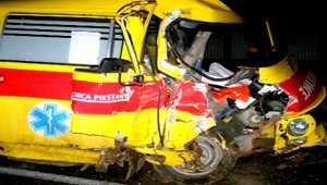 Sanitka viezla pacienta, pri nehode sa prevrátila