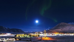 Longyearbyen: Polárna noc v meste bezmenných ulíc