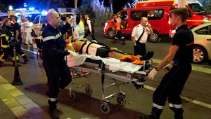 Masaker v Nice očami fotoreportérov. Telá pod plachtami, plačúce deti a chaos