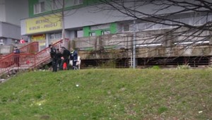 Hrozivý nález: Pod schodmi na známom sídlisku ležalo bezvládne telo