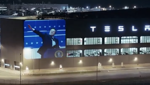 VIDEO: Aktivisti na fabrike Tesly premietli Muskov kontroverzný pozdrav