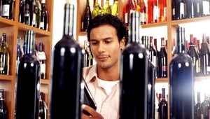 Martin chodil za alkoholom do potravín. Fľašu vypil v predajni za 22 sekúnd