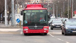 Bratislavský dopravný podnik má problém s nedostatkom vodičov. Kvalitu MHD zachraňuje pandémia