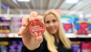 Tesco pomohlo ženám ušetriť vyše 120-tisíc eur, dôstojnú menštruáciu podporuje systémovými riešeniami