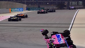 VC Bahrajnu: Šialené preteky s výbuchom i prevrátením monopostov!