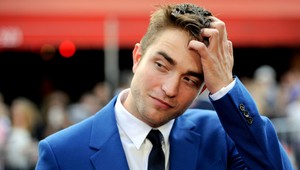 Hustá brada a šedivé vlasy: Krása Roberta Pattinsona je preč!