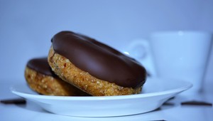 V štýle Homera Simpsona: Priprav si raw čokoládové donuty