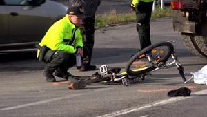 V rannej premávke sa cyklista ocitol pod kolesami nákladného auta
