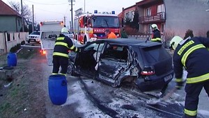 Mladík vyletel z auta. Vlastným telom odtrhol dvere