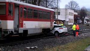 Pri zrážke vlaku s autom sa ťažko zranila matka s dcérou, bývalou kandidátkou na starostku