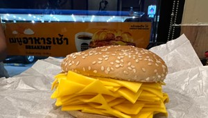 Cheesburgerové monštrum z Thajska: Posúva ostatné syrové burgery do úzadia!