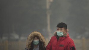 Peking trápi zimný smog, znečistenie dvadsaťnásobne prekročilo limit