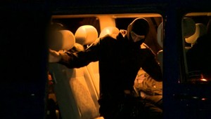 Razia, pri ktorej zomrel jeden z podozrivých, je zahalená tajomstvom. V putách skončili piati ľudia