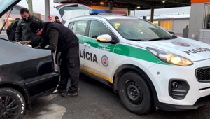 Mladíci na seba upozornili podozrivou jazdou. Policajti im zobrali zakázané látky aj plynovú zbraň