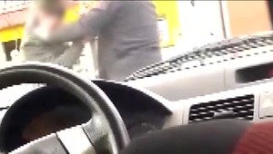 Poslanec obecného zastupiteľstva fyzicky napadol tínedžera. Rodičia zverejnili video, ktoré útok zachytáva