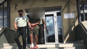 Muž, u ktorého prebehla domová prehliadka, čelí obvineniu z výroby detskej pornografie