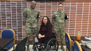 Päťdesiatročná senátorka bez nôh čaká dieťa. Starať sa oň chce v Kongrese