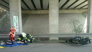 Čelná zrážka automobilu s motocyklom. Na mieste zasahoval vrtuľník