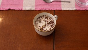 Krupicová kaša s čokoládovou ganache, prepáleným maslom a limetovým crumble