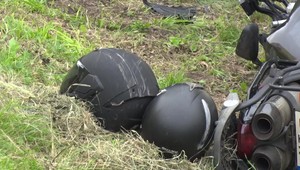 V šatách a šľapkách nasadla na motorku. Žena a muž skončili v jarku, na miesto priletel aj vrtuľník