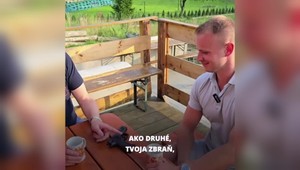 Mazurekovo kontroverzné video so zbraňou pod paľbou kritiky: Odborník hovorí o porušení pravidiel