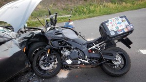 Auto nedalo prednosť motorke. Vodiča a spolujazdkyňu náraz vymrštil zo sedadiel