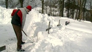 Sneh zavalil cintorín! Pochovať by chceli najstaršiu obyvateľku (†91)