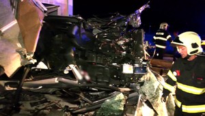 Auto v noci obrovskou rýchlosťou narazilo do stavbárskej unimobunky