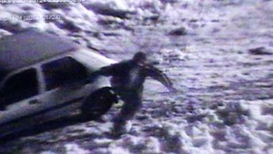 ZÁZNAM: Opilec (38) vyšiel z auta, neudržal sa na nohách...