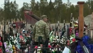 VIDEO: Zneuctený cintorín v Rusku. Muž jedol sladkosti z hrobov, potom sa na jeden vymočil