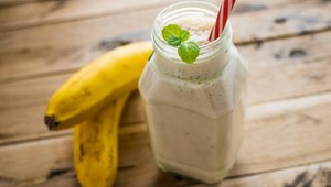 Túžite po plochom brušku, ale neznášate cvičenie? Vyskúšajte banánový spaľovač tuku!