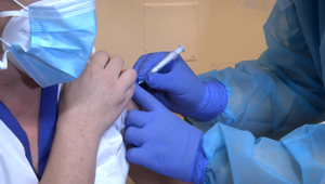 Po očkovaní proti Covidu-19 zomrel na Slovensku jeden pacient, mal viaceré chronické ochorenia