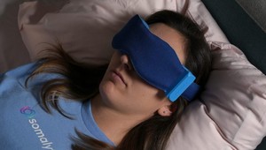 Revolučná inteligentná maska na oči: Pomôže vám lepšie spať