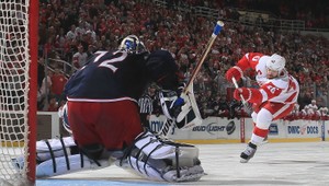 VIDEO. Hokejový brankár si myslel, že vidí dvojmo. Leteli naňho 2 puky